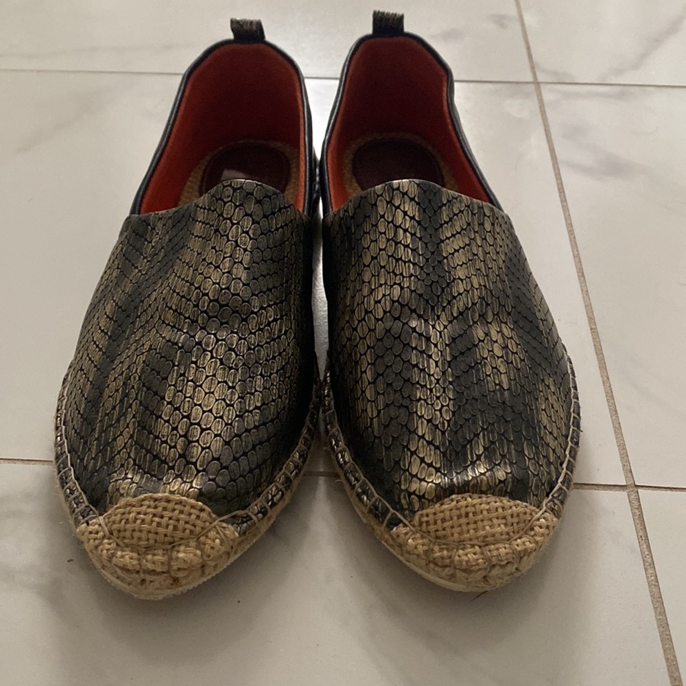 CPE by CALLIOPÉ, Esperadill black leather snake embossed gold.  Size 37